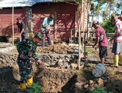 Personel Satgas TMMD Ke-127 Kodim 1514/Morotai Lanjutkan Pembangunan MCK di Desa Dehegila