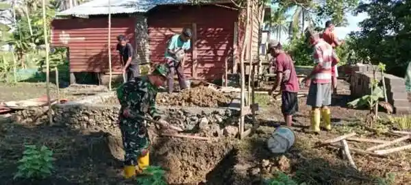 Personel Satgas TMMD Ke-127 Kodim 1514/Morotai Lanjutkan Pembangunan MCK di Desa Dehegila