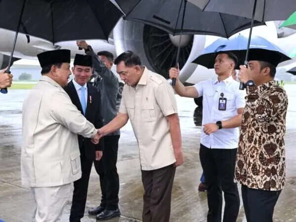 Panglima TNI Sambut Kedatangan Presiden RI Di Pangkalan TNI AU Halim PK