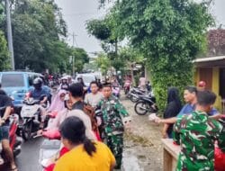 Babinsa Koramil Kasiman Bojonegoro bagikan Ratusan Paket Takjil Ramadhan