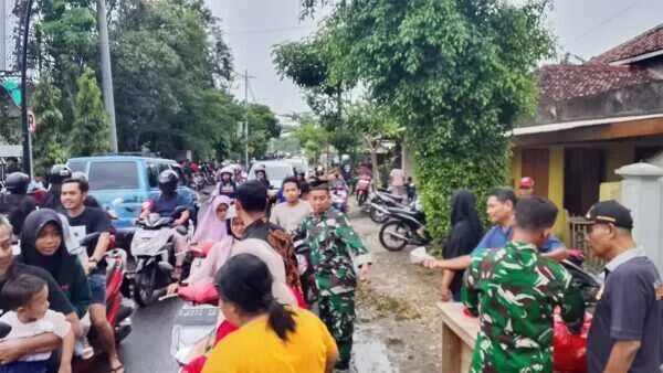 Babinsa Koramil Kasiman Bojonegoro bagikan Ratusan Paket Takjil Ramadhan