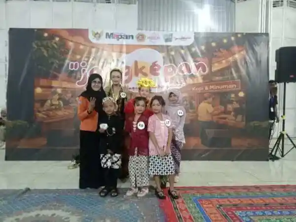 Raline Dzakira Murid Kelas 2 SDN Ngronggo 3 Kota Kediri menunjukkan kepercayaan diri di panggung Kota Kediri