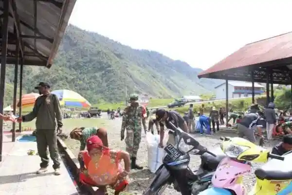 Karya Bakti Gabungan TNI-Polri dan Pemda: Pembersihan Sampah di Pasar Mama-Mama (Nagalomuni) Mulia Kota