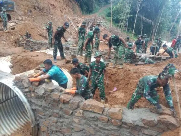 Satgas Gulbencal Kodam I/BB Tuntaskan Jembatan Armco Kedua, Percepat Pemulihan Akses Warga Pascabencana