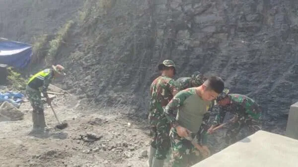 Jembatan Gantung Desa Burlah Aceh Tengah Tembus 50 Persen, TNI AD Percepat Akses Antar Desa