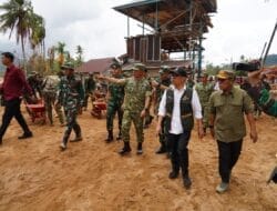 Wakil Ketua I Satgas PRR Letjen TNI Richard Tampubolon Dampingi Menko PMK Penyerahan Bantuan Stimultan Rumah Rusak Pascabencana di Sumatera