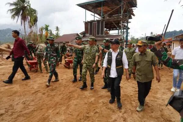 Wakil Ketua I Satgas PRR Letjen TNI Richard Tampubolon Dampingi Menko PMK Penyerahan Bantuan Stimultan Rumah Rusak Pascabencana di Sumatera