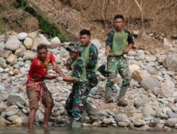 Gotong Royong TNI dan Warga Pacu Pembangunan Jembatan Perintis Garuda di Pesisir Selatan