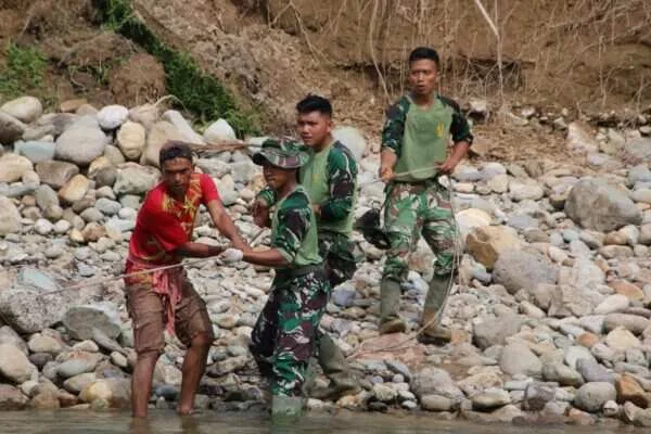 Gotong Royong TNI dan Warga Pacu Pembangunan Jembatan Perintis Garuda di Pesisir Selatan