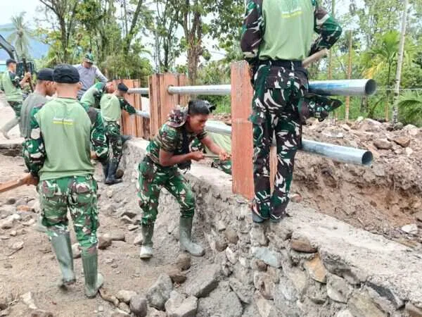 TNI AD Bangun Jembatan Aramco di Agam, Akses Warga Nagari Bayua Kembali Terbuka