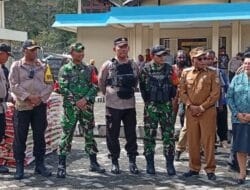 Dandim 1714/PJ Dampingi Bupati Puncak Serahkan Sembako Untuk Masyarakat Pengungsi di Kab. Puncak Jaya