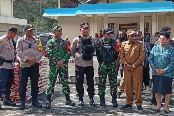 Dandim 1714/PJ Dampingi Bupati Puncak Serahkan Sembako Untuk Masyarakat Pengungsi di Kab. Puncak Jaya