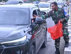 Berbagi Kebahagiaan Ramadan, Lanud Sultan Hasanuddin Bagikan Takjil di Simpang Lima Bandara