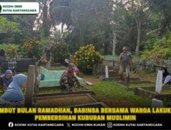 Sambut Bulan Ramadhan, Babinsa Bersama Warga Lakukan Pembersihan Kuburan Muslimin