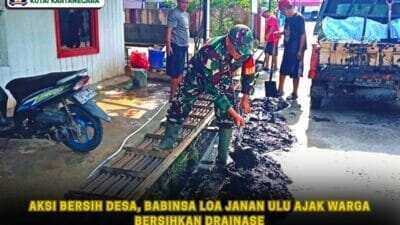 Aksi Bersih Desa, Babinsa Loa Janan Ulu Ajak Warga Bersihkan Drainase