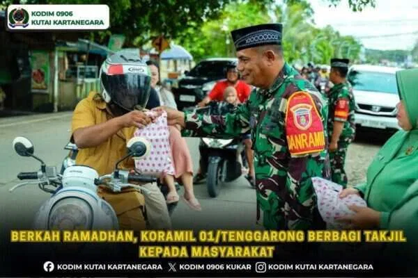 Berkah Ramadhan, Koramil 01/Tenggarong Berbagi Takjil kepada Masyarakat