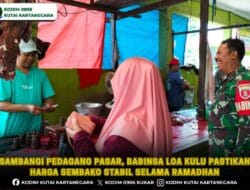 Sambangi Pedagang Pasar, Babinsa Loa Kulu Pastikan Harga Sembako Stabil Selama Ramadhan