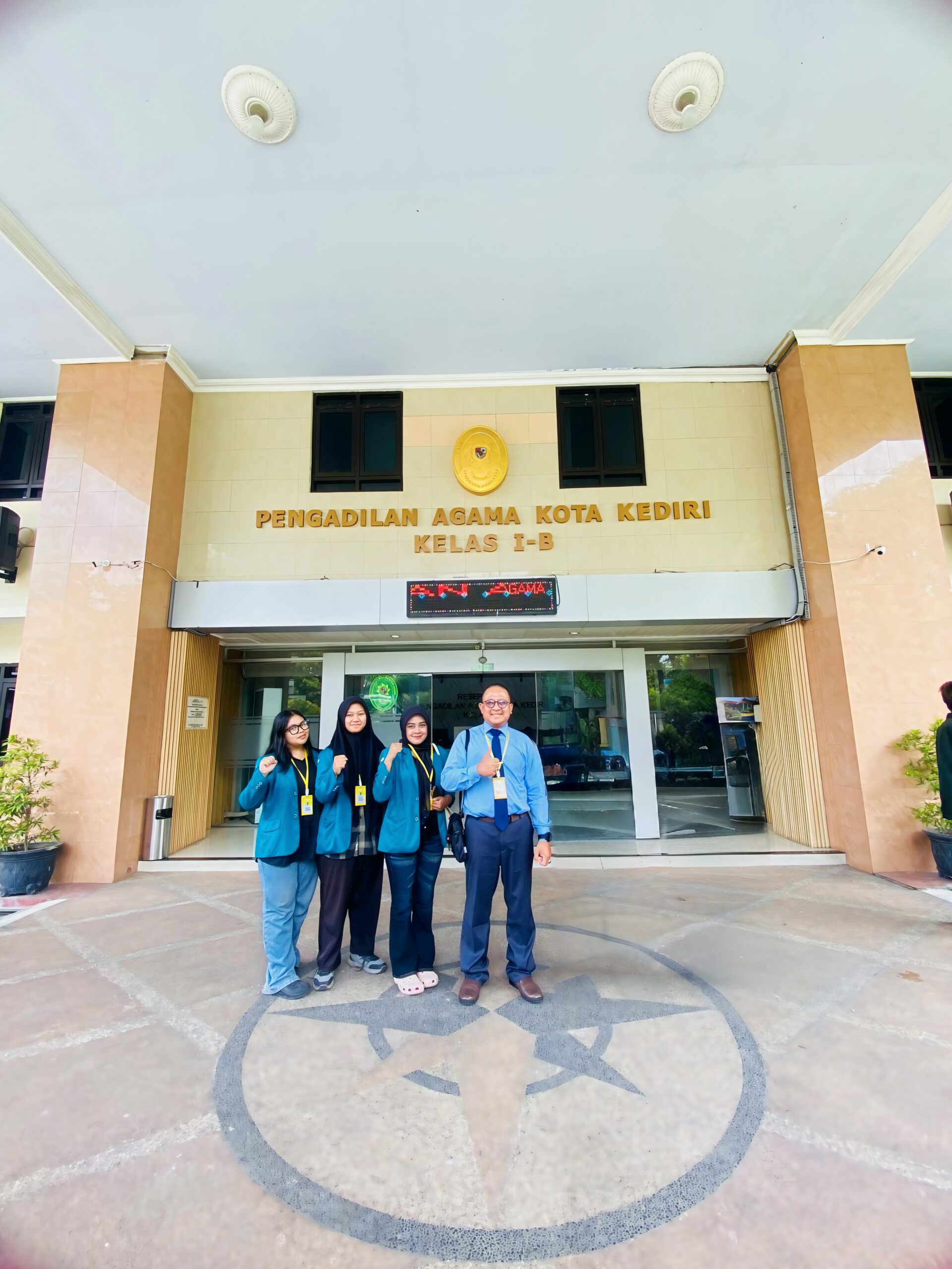 Dedy Luqman Hakim bersama Mahasiswa Magang dari Universitas Islam Kediri (UNISKA) di Pengadilan Agama Kota Kediri