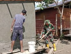 Personel TMMD Ke-127 Kodim 1514/Morotai Bersama Warga Laksanakan Pelesteran MCK di Desa Dehegila
