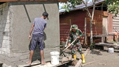 Personel TMMD Ke-127 Kodim 1514/Morotai Bersama Warga Laksanakan Pelesteran MCK di Desa Dehegila