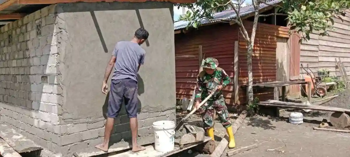 Personel TMMD Ke-127 Kodim 1514/Morotai Bersama Warga Laksanakan Pelesteran MCK di Desa Dehegila