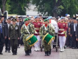 Panglima TNI Pimpin Upacara Penyerahan Jenazah dan Ikuti Upacara Pemakaman Wapres ke-6 RI