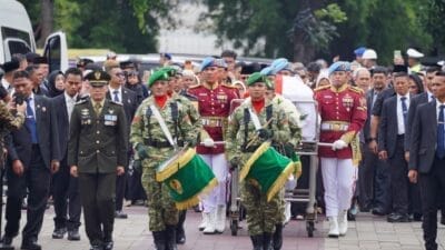Panglima TNI Pimpin Upacara Penyerahan Jenazah dan Ikuti Upacara Pemakaman Wapres ke-6 RI