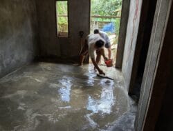 Personel TMMD Ke-127 Kodim 1514/Morotai Lanjutkan Pekerjaan Flur Lantai dan Pemasangan Lisplang RTLH