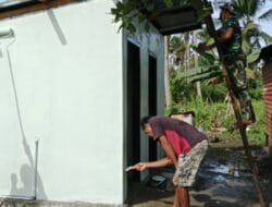Personel TMMD Ke-127 Kodim 1514/Morotai Laksanakan Pengecatan MCK di Desa Dehegila