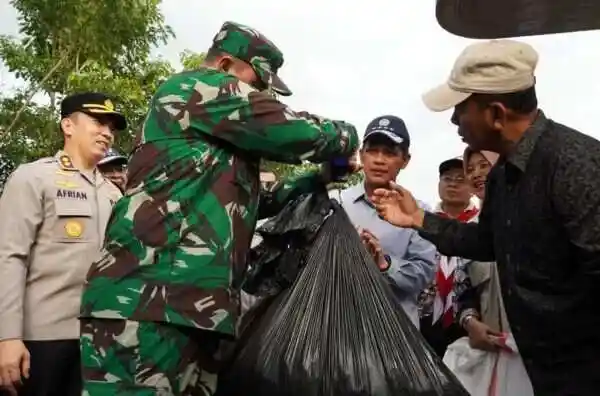 Dandim Bojonegoro Bersama Forkopimda Mendampingi Menteri Lingkungan Hidup Bersih-Bersih Sampah di Pasar Wisata