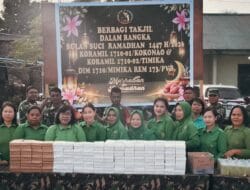 Berbagi Kebahagiaan di Bulan Suci Ramadan, Koramil Kokonao dan Koramil Timika Bagikan Takjil kepada Pengguna Jalan