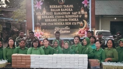 Berbagi Kebahagiaan di Bulan Suci Ramadan, Koramil Kokonao dan Koramil Timika Bagikan Takjil kepada Pengguna Jalan