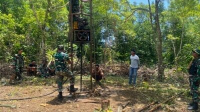 Personel TMMD Lanjutkan Pengeboran Sumur Bor di Desa Maba
