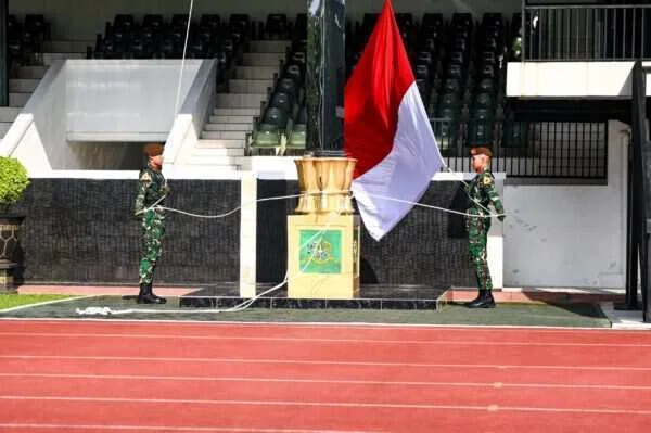 Dirbinjianbang Akmil Pimpin Upacara Bendera Minggu Kedua di Lapangan Sapta Marga