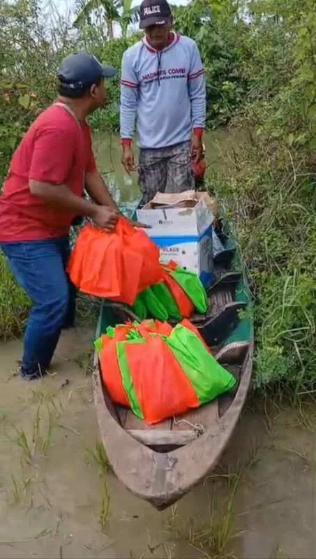 SPPG Mrutuk Tuban Antar Makan Bergizi Gratis Lewat Jalur Perahu