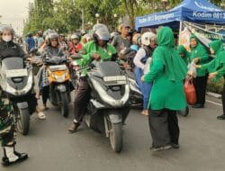 Ramadan Berkah, Persit Kodim Bojonegoro Bagikan Ratusan Takjil