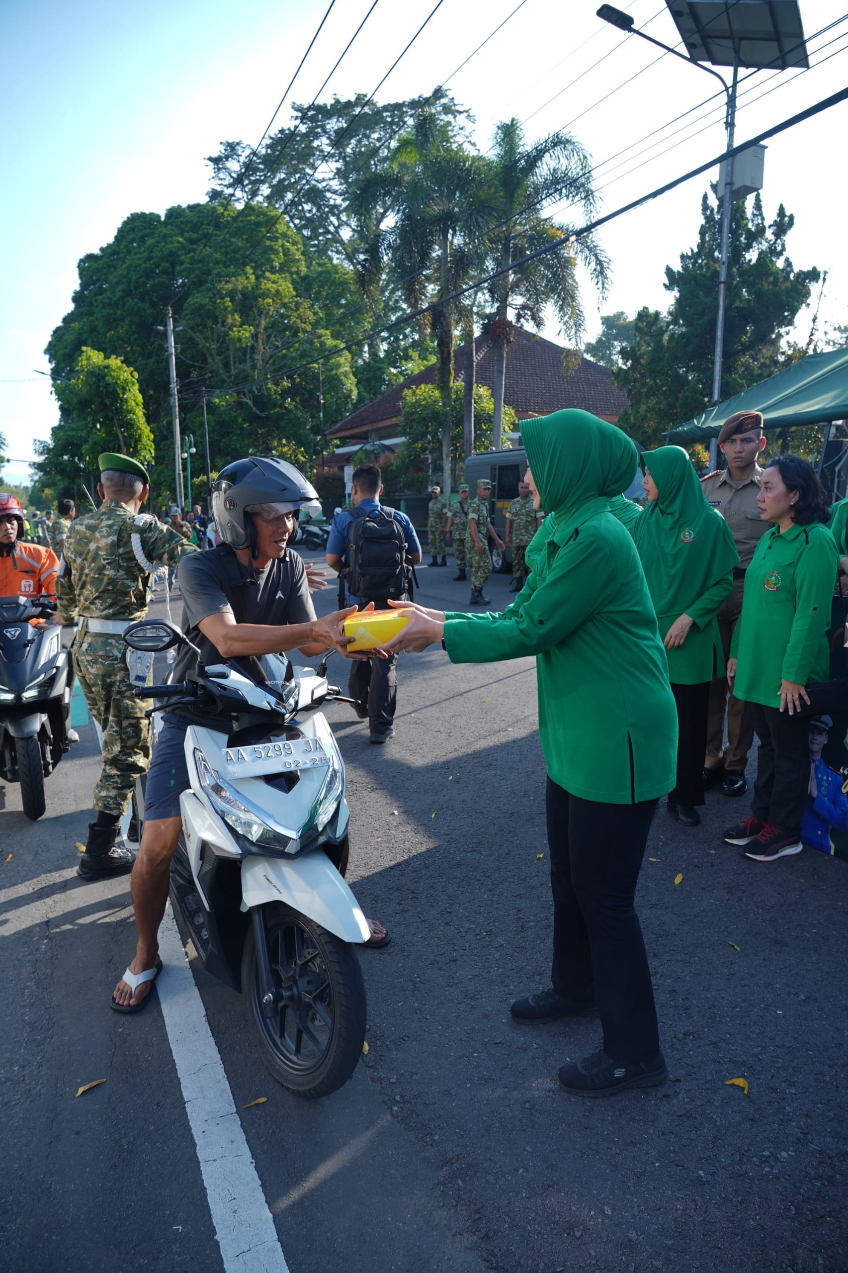 Akmil Berbagi, Wagub Akmil Pimpin Pembagian Takjil kepada Masyarakat