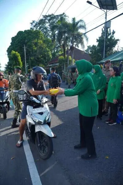 Akmil Berbagi, Wagub Akmil Pimpin Pembagian Takjil kepada Masyarakat