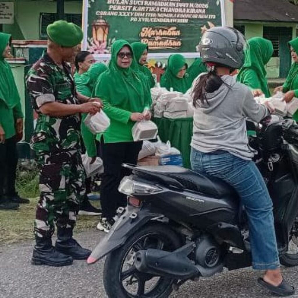 Ramadan Penuh Berkah, Koramil 1710-07/Mapurujaya Berbagi Takjil Untuk Warga