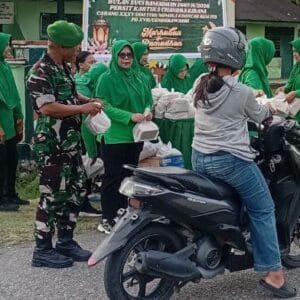 Ramadan Penuh Berkah, Koramil 1710-07/Mapurujaya Berbagi Takjil Untuk Warga