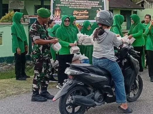 Ramadan Penuh Berkah, Koramil 1710-07/Mapurujaya Berbagi Takjil Untuk Warga