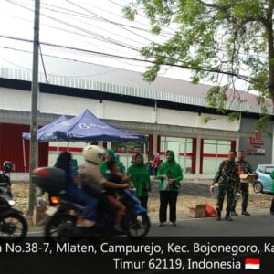 TNI dan Persit di Bojonegoro Gelar Bazar Murah dan Berbagi Takjil Ramadan di Desa Campurejo