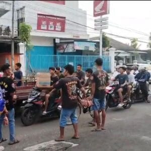 Semangat Ramadan, LRN Cabang Rengel Bagikan Takjil untuk Masyarakat