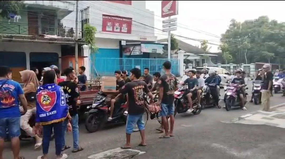 Semangat Ramadan, LRN Cabang Rengel Bagikan Takjil untuk Masyarakat