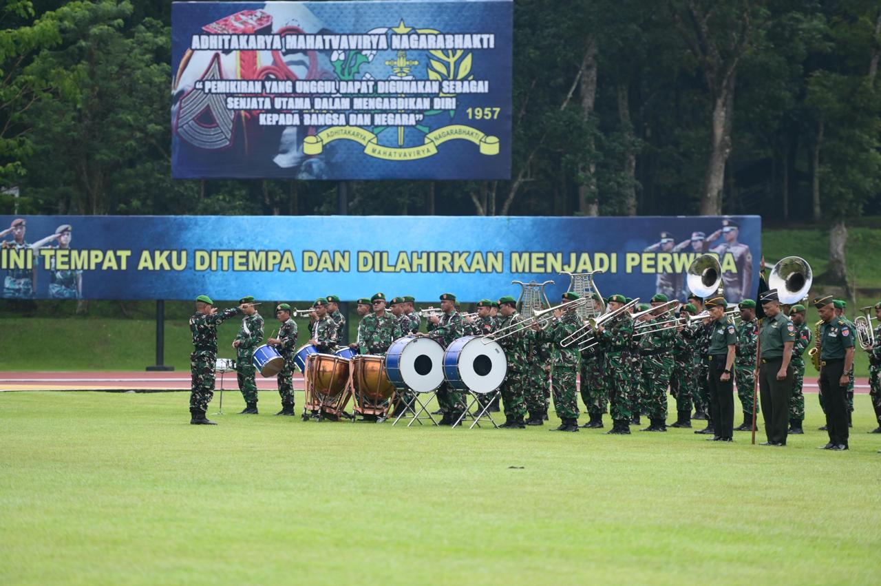 Gubernur Akmil Pimpin Upacara Bendera Tujuh Belasan dan Apel Pemberangkatan Cuti Lebaran