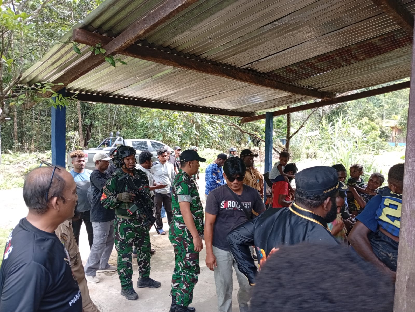 Tim Patroli Gabungan Koops TNI Papua Evakuasi 21 Pengungsi di Aifat Timur Jauh Maybrat