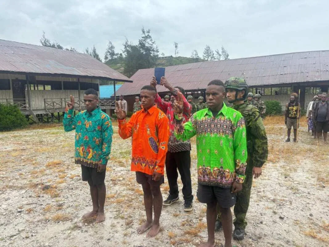 Momen Mengharukan, Tiga Eks OPM Cium Merah Putih dan Kembali ke NKRI