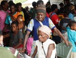 Wujudkan Kepedulian, Koops TNI Papua Gelar Pengobatan Gratis dan Bagi Sembako di Kampung Iwaka