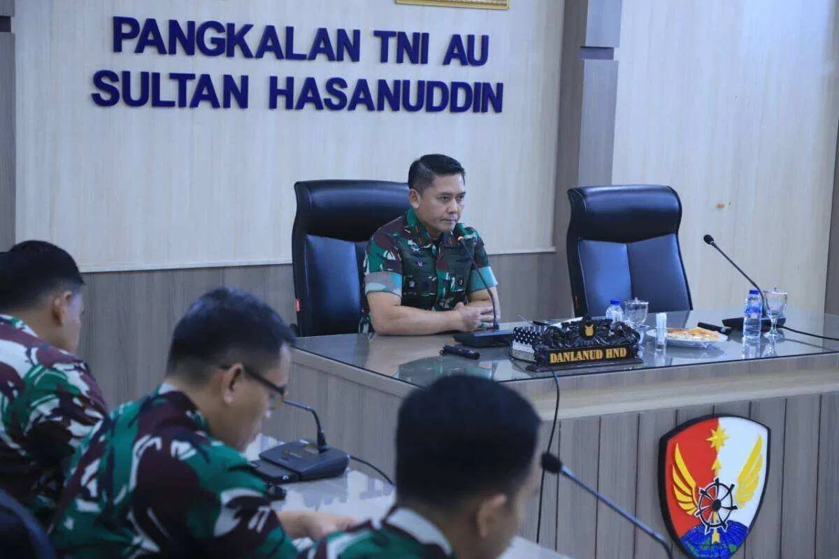 Komandan Lanud Sultan Hasanuddin Pimpin Rapat Staf, Tekankan Kepemimpinan Berbasis Keteladanan dan Kecerdasan Emosional