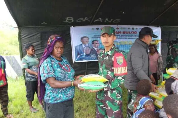 TNI dan Bulog Bersinergi, Hadirkan Program Pangan Murah Beras Dukung  Swasembada Pangan di Kab. Puncak Jaya